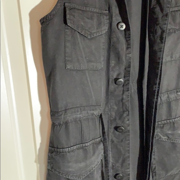 Black vest with pockets, tie, and hidden buttons - Picture 2 of 5